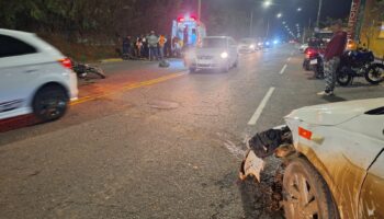 Motociclista é lançado ao centro da pista após colisão com carro