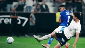 Cruzeiro vence Corinthians com brilho de jogadores contestados e ganha moral para decisão