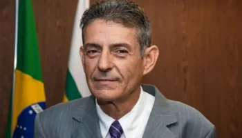 Juiz afastado após beber e fumar em sessão é alvo de medida protetiva pedida pela ex-mulher