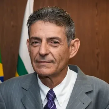 Juiz afastado após beber e fumar em audiência continuará recebendo salário de R$ 85,5 mil