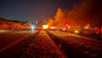 Acidente entre caminhão e ônibus deixa morto e feridos e bloqueia BR-040