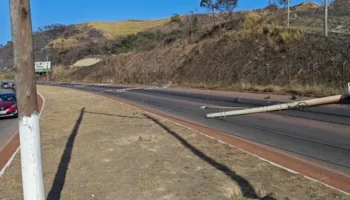 Carro derruba cinco postes e interdita Via Expressa na Grande BH
