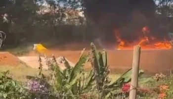 Incêndio de grandes proporções assusta moradores do bairro Bálsamos