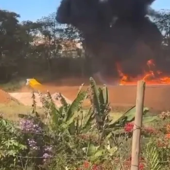 Incêndio de grandes proporções assusta moradores do bairro Bálsamos