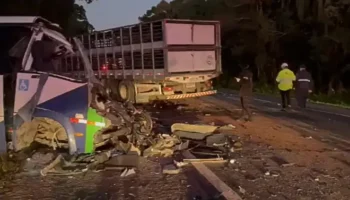 Polícia identifica sete das 23 vítimas de acidente com ônibus e caminhão no Paraná