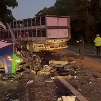 Polícia identifica sete das 23 vítimas de acidente com ônibus e caminhão no Paraná