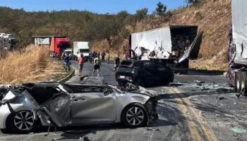 Acidente entre quatro carretas deixa um morto e interdita totalmente a BR-251 em Francisco Sá