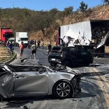 Acidente entre quatro carretas deixa um morto e interdita totalmente a BR-251 em Francisco Sá