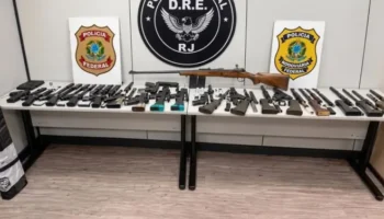 Homem é preso com 11 fuzis e uma submetralhadora escondidos em furgão no RJ