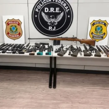 Homem é preso com 11 fuzis e uma submetralhadora escondidos em furgão no RJ