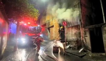 Mulher tranca idosa acamada em quarto, coloca fogo na casa e foge em BH