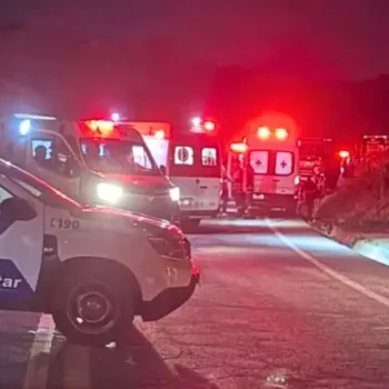 Ônibus de turismo que seguia para Contagem tomba na BR-262 e deixa três mortos e 44 feridos