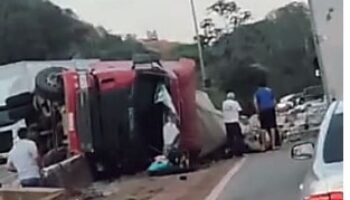 Caminhão tomba e deixa uma pessoa ferida na BR-381, em Brumadinho