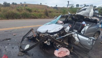 Tio e sobrinho de 10 anos ficam feridos em colisão entre Gol e caminhão na MG-434