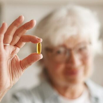 Estudo alerta que idosos podem ter níveis insuficientes de vitamina B12 mesmo dentro da faixa considerada normal
