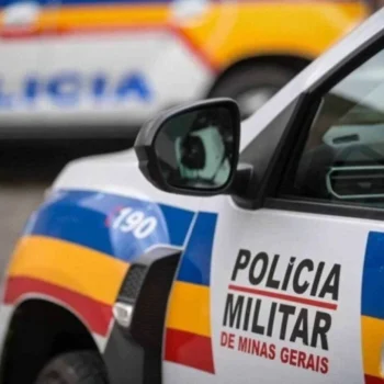 Mãe reconhece suspeito após filho ser morto a tiros e ajuda PM a prender dois na Grande BH