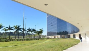 Governo de Minas aumenta vale-alimentação dos servidores para R$ 100 por dia e prevê correção automática
