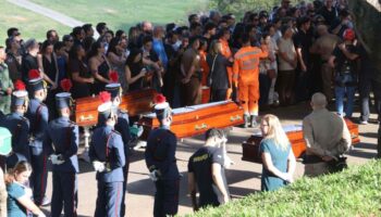 Três militares mortos em queda de avião da PMMG são sepultados em Belo Horizonte