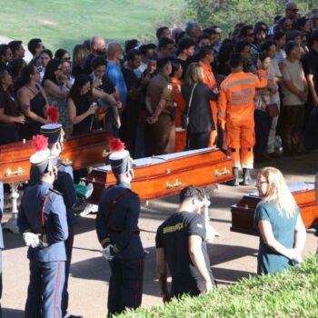 Três militares mortos em queda de avião da PMMG são sepultados em Belo Horizonte