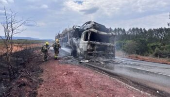 Caminhão-cegonha com 28 veículos pega fogo na BR-251, em Minas Gerais