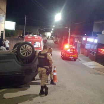 Carro bate contra parede de residência e capota em Itabira; duas pessoas ficam feridas