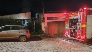 Incêndio atinge residência na Vila São Joaquim, em Itabira, e destrói parte do telhado