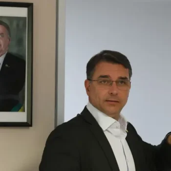 PGR dá parecer favorável para Flávio Bolsonaro voltar a visitar o pai