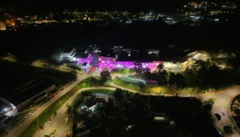 Hospital Nossa Senhora das Dores ganha iluminação rosa em apoio à prevenção do câncer de mama