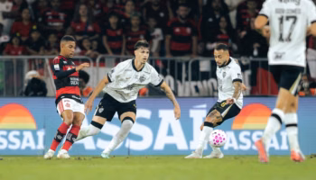 Atlético sofre gol nos acréscimos, perde para o Flamengo e vê rival voltar à liderança