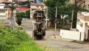 Caminhão carregado de areia tomba e fica em pé durante subida rua
