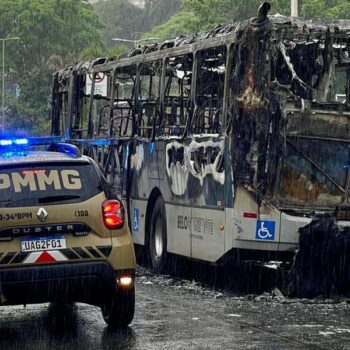 ‘Homens encapuzados’ teriam ateado fogo em ônibus na região da Pampulha, em BH