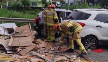 Acidente entre caminhão e quatro carros deixa cinco mortos e nove feridos na BR-393, no Rio de Janeiro