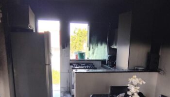 Incêndio destrói móveis e pertences de faxineira e filho em Esmeraldas; família pede doações