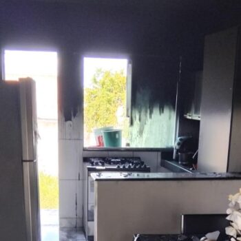 Incêndio destrói móveis e pertences de faxineira e filho em Esmeraldas; família pede doações